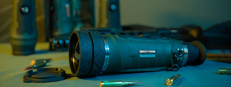 Тепловізор NVECTECH PATRIOT L50 Монокуляр лежить на столі